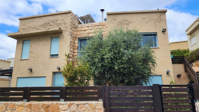 דו משפחתי למכירה ביקנעם